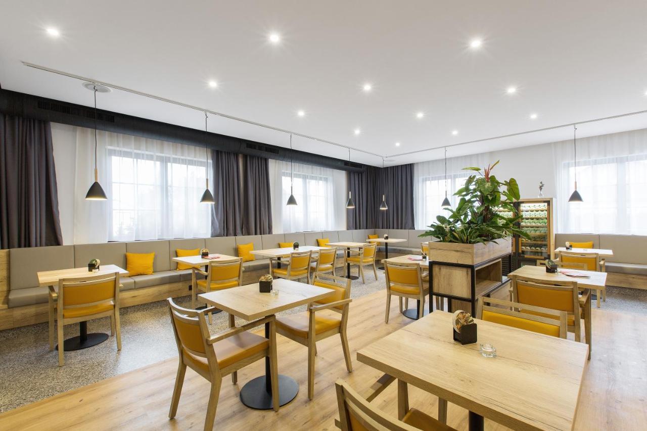 Hotel Restovna Jíloviště エクステリア 写真