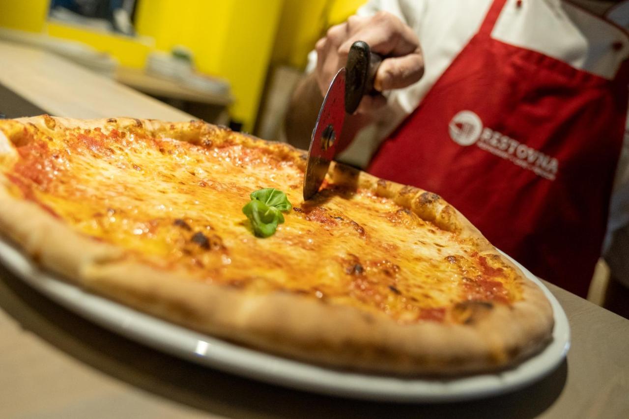 Hotel Restovna Jíloviště エクステリア 写真