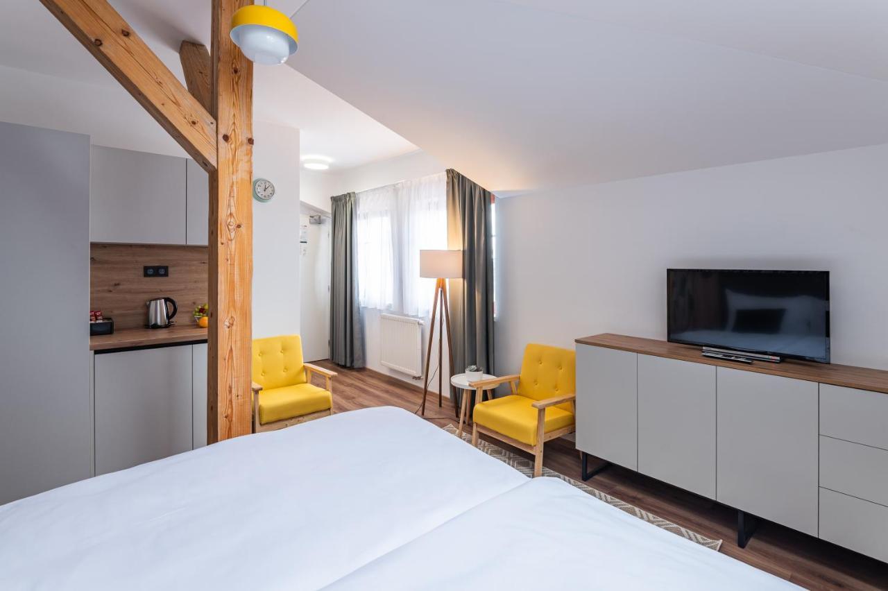Hotel Restovna Jíloviště エクステリア 写真