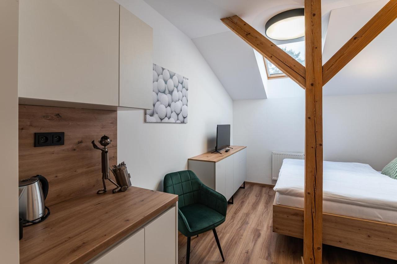 Hotel Restovna Jíloviště エクステリア 写真