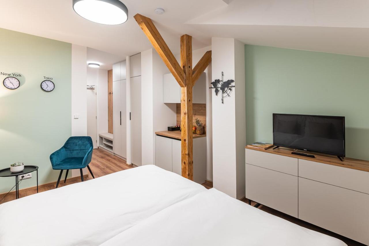 Hotel Restovna Jíloviště エクステリア 写真