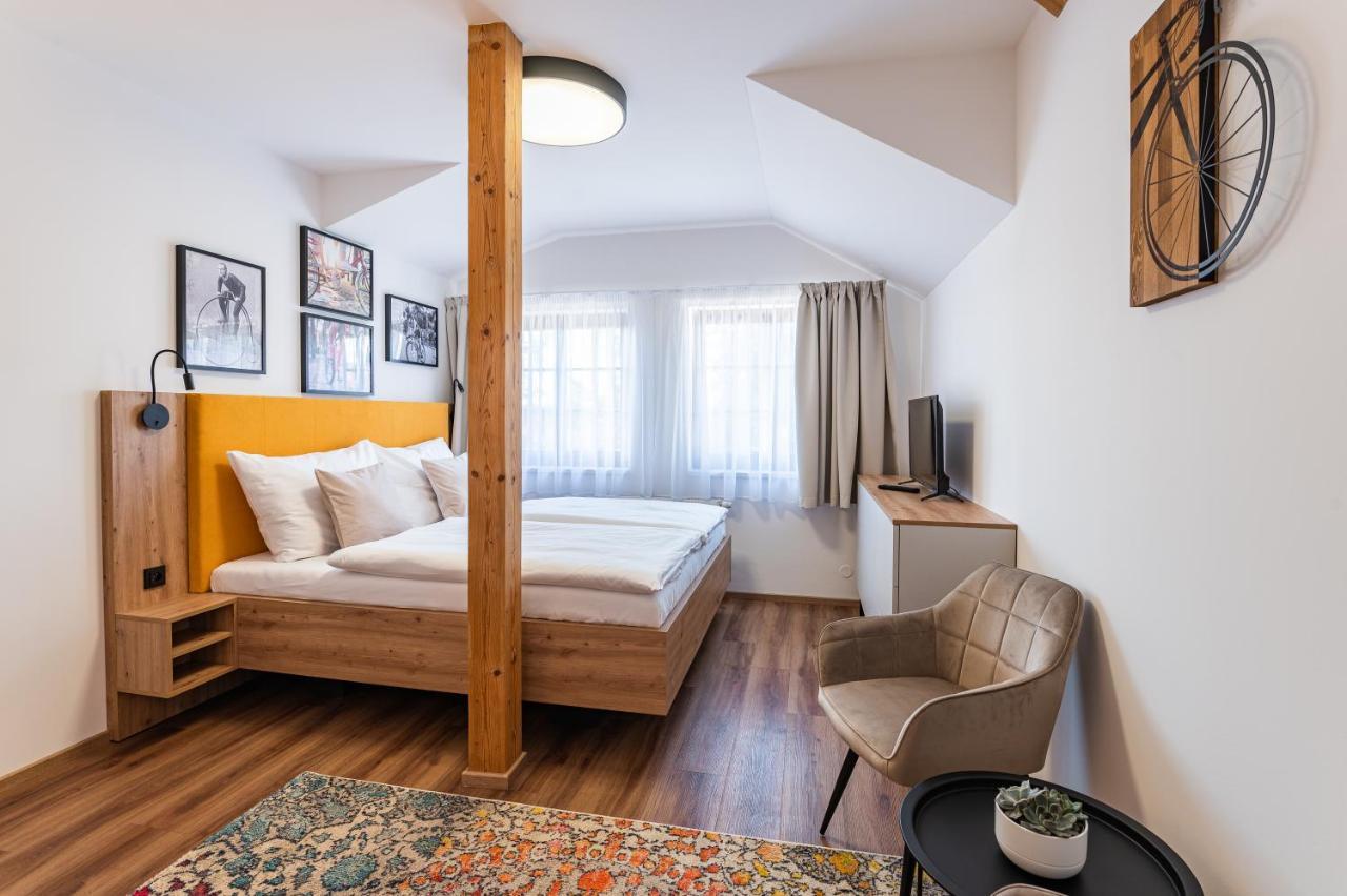 Hotel Restovna Jíloviště エクステリア 写真