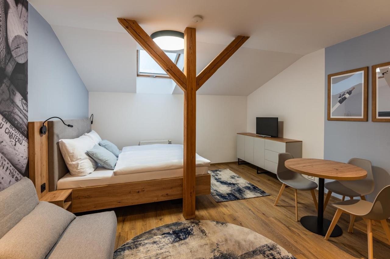 Hotel Restovna Jíloviště エクステリア 写真