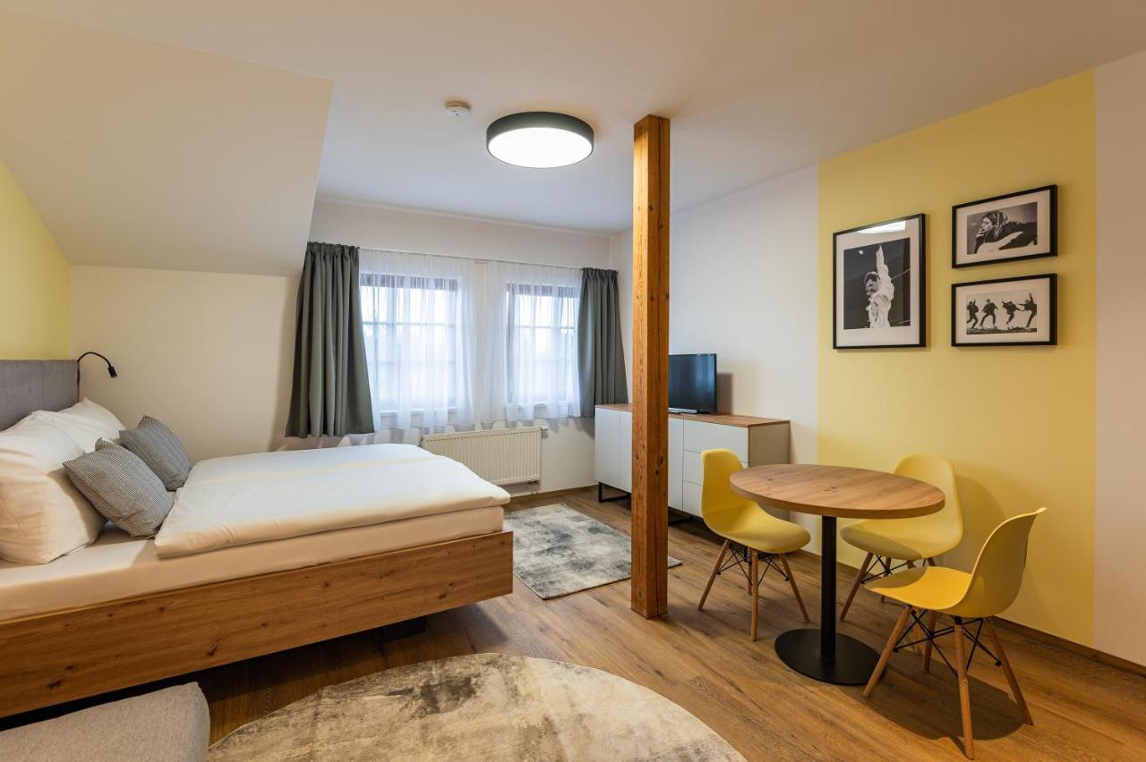 Hotel Restovna Jíloviště エクステリア 写真