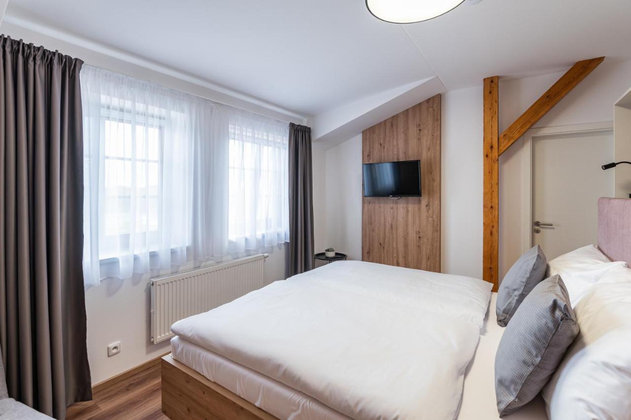 Hotel Restovna Jíloviště エクステリア 写真