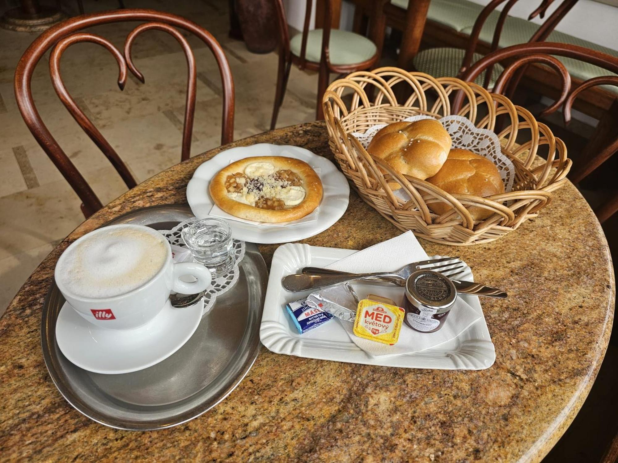 Hotel Restovna Jíloviště エクステリア 写真